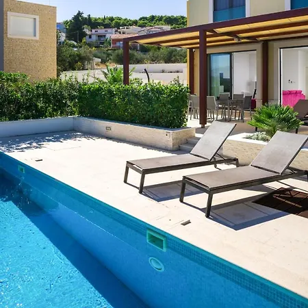 Sleeps 12 With Pool Air Con And Wifi Vila *