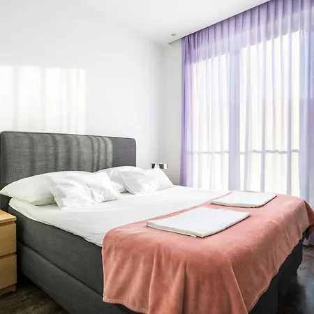 Vila Sleeps 12 With Pool Air Con And Wifi *