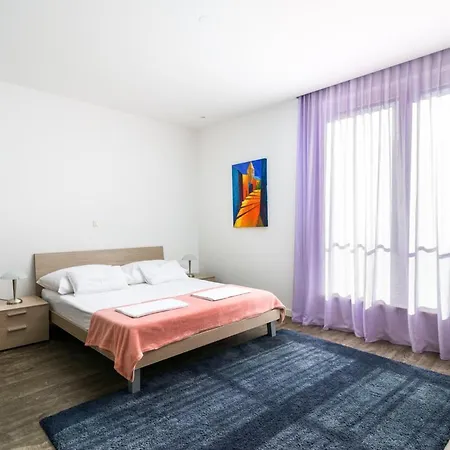 Vila Sleeps 12 With Pool Air Con And Wifi