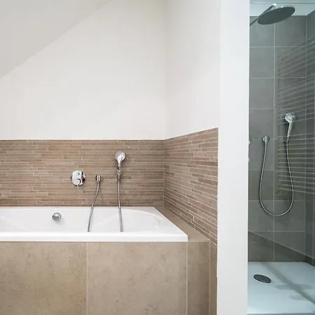 Vila Sleeps 12 With Pool Air Con And Wifi *