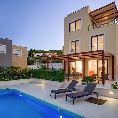 Vila Sleeps 12 With Pool Air Con And Wifi
