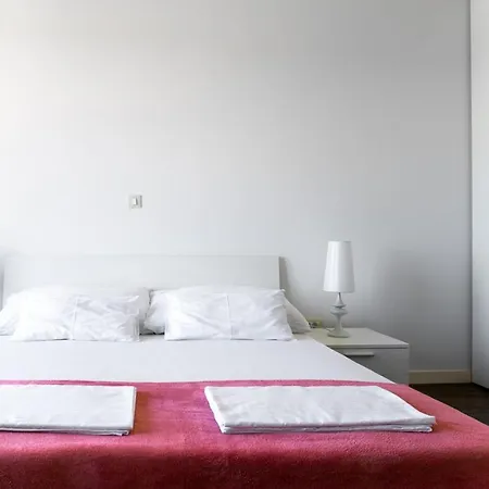 Sleeps 12 With Pool Air Con And Wifi Slatine