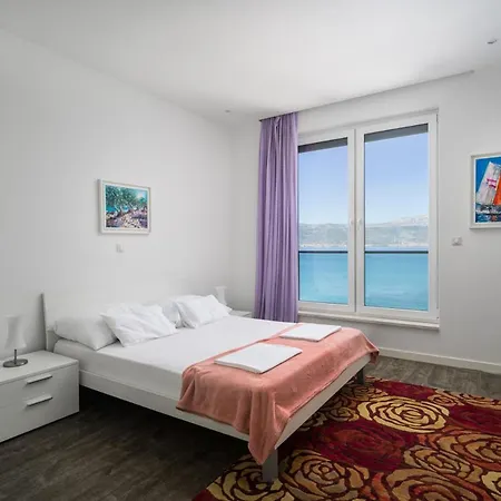 Sleeps 12 With Pool Air Con And Wifi Vila