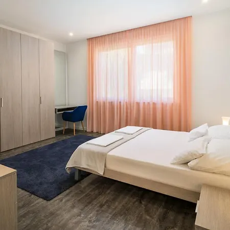 Sleeps 12 With Pool Air Con And Wifi * Slatine