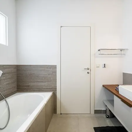 Sleeps 12 With Pool Air Con And Wifi Vila *