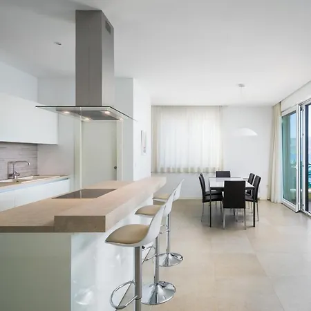 Vila Sleeps 12 With Pool Air Con And Wifi