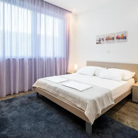 Sleeps 12 With Pool Air Con And Wifi Vila *